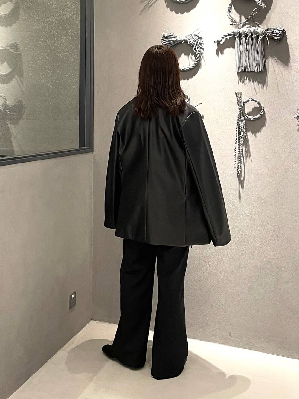 ブラック系のブーツ、ブラック系のテーラードジャケット、ブラック系のその他パンツを着用したレディースの秋コーディネートの3枚目の写真