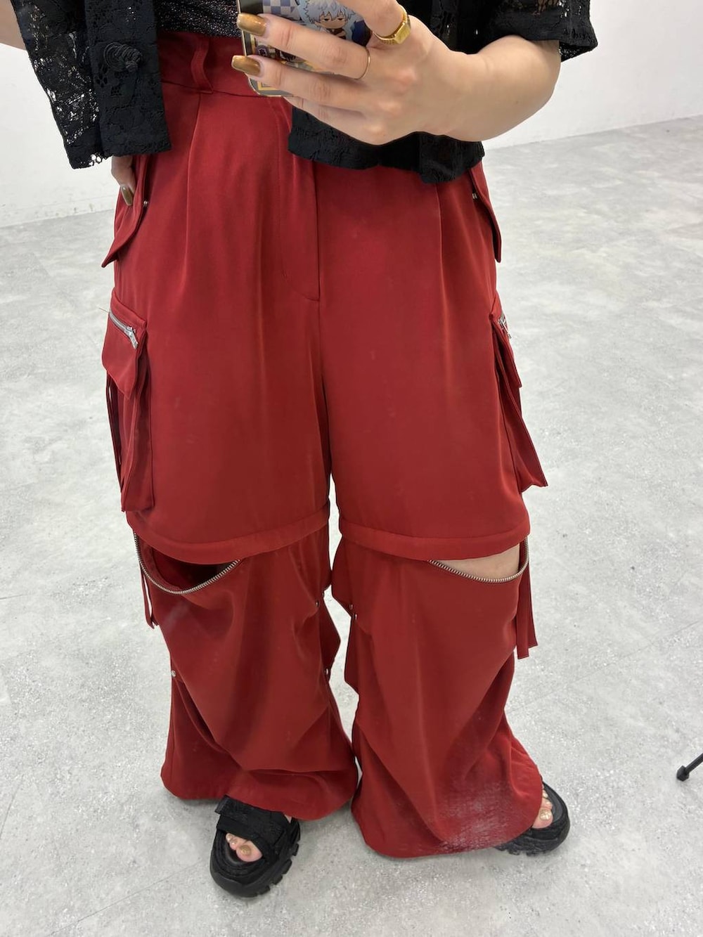 ブラック系のシャツ/ブラウス、ブラック系のサンダル、オレンジ系のその他パンツを着用したレディースの夏コーディネートの3枚目の写真
