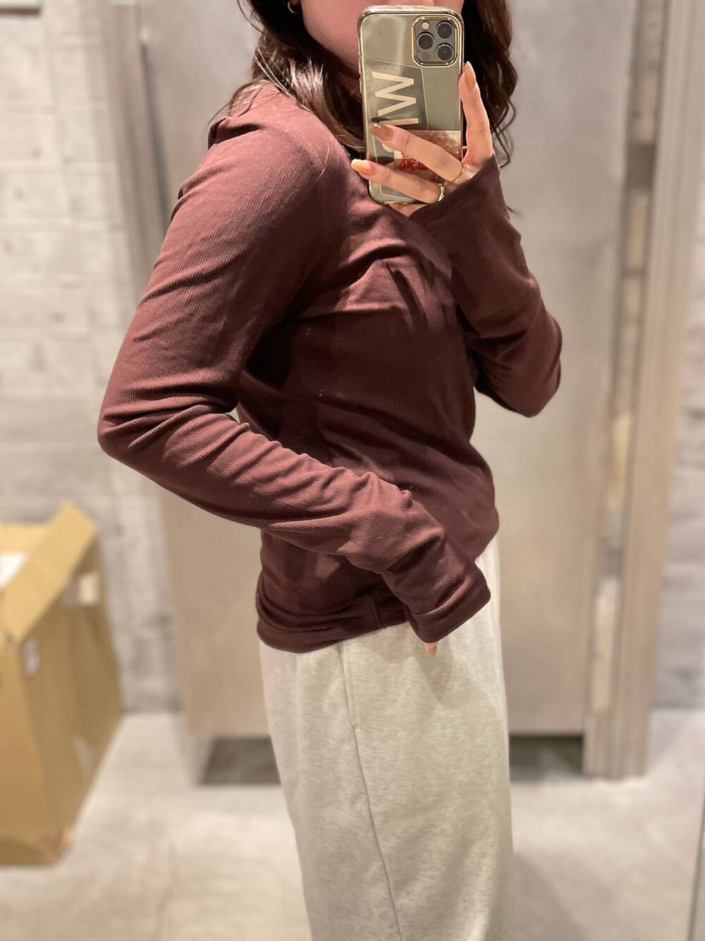 ブラウン系のTシャツ/カットソーを着用したレディースの秋コーディネートの2枚目の写真