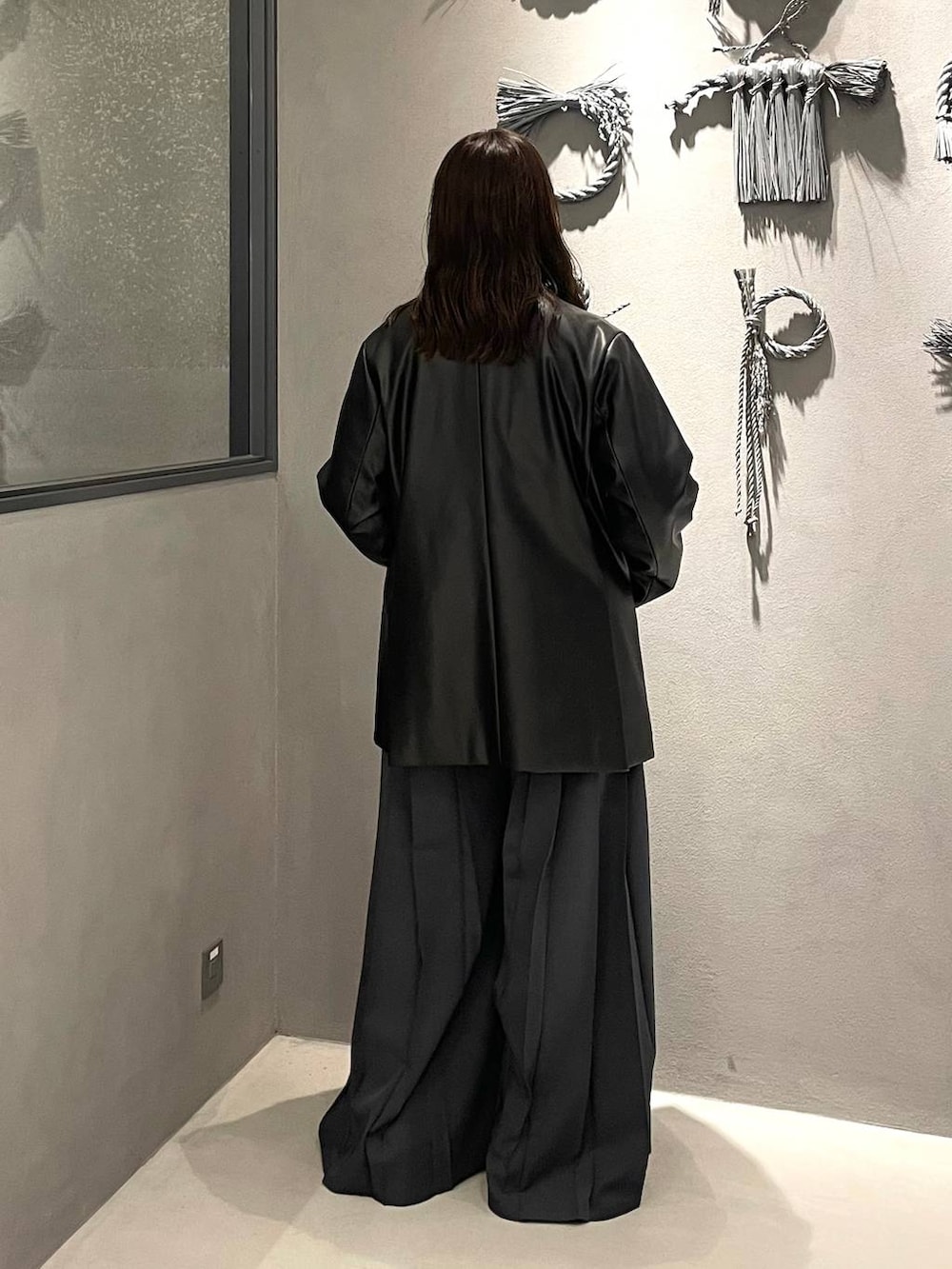 ブラック系のブーツ、グレー系のその他パンツ、ブラック系のカーディガン/ボレロを着用したレディースの秋コーディネートの2枚目の写真