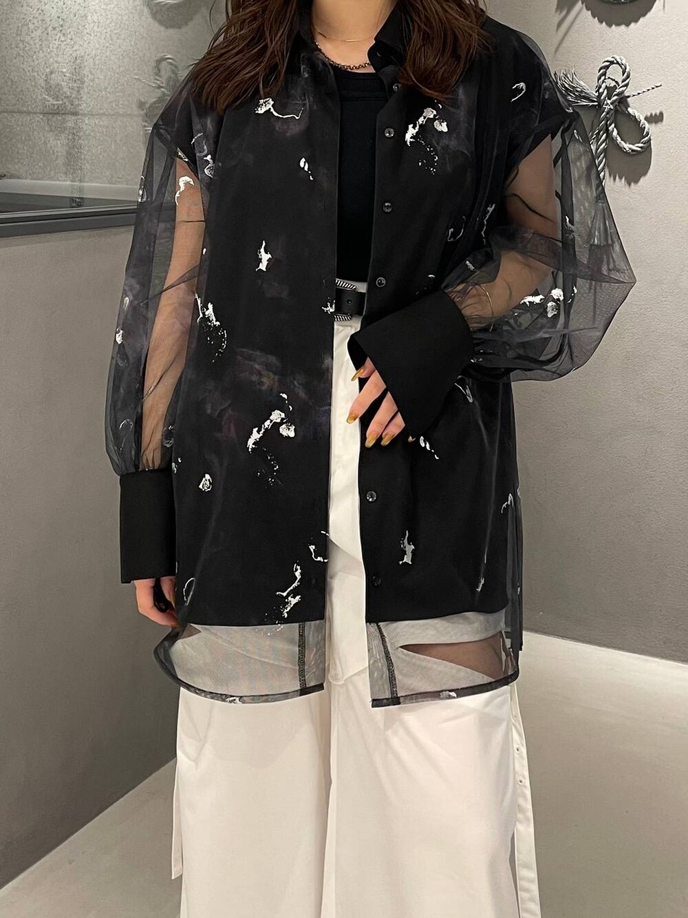 ブラック系のタンクトップ、ブラック系のブーツ、ホワイト系のその他パンツを着用したレディースの夏コーディネートの3枚目の写真