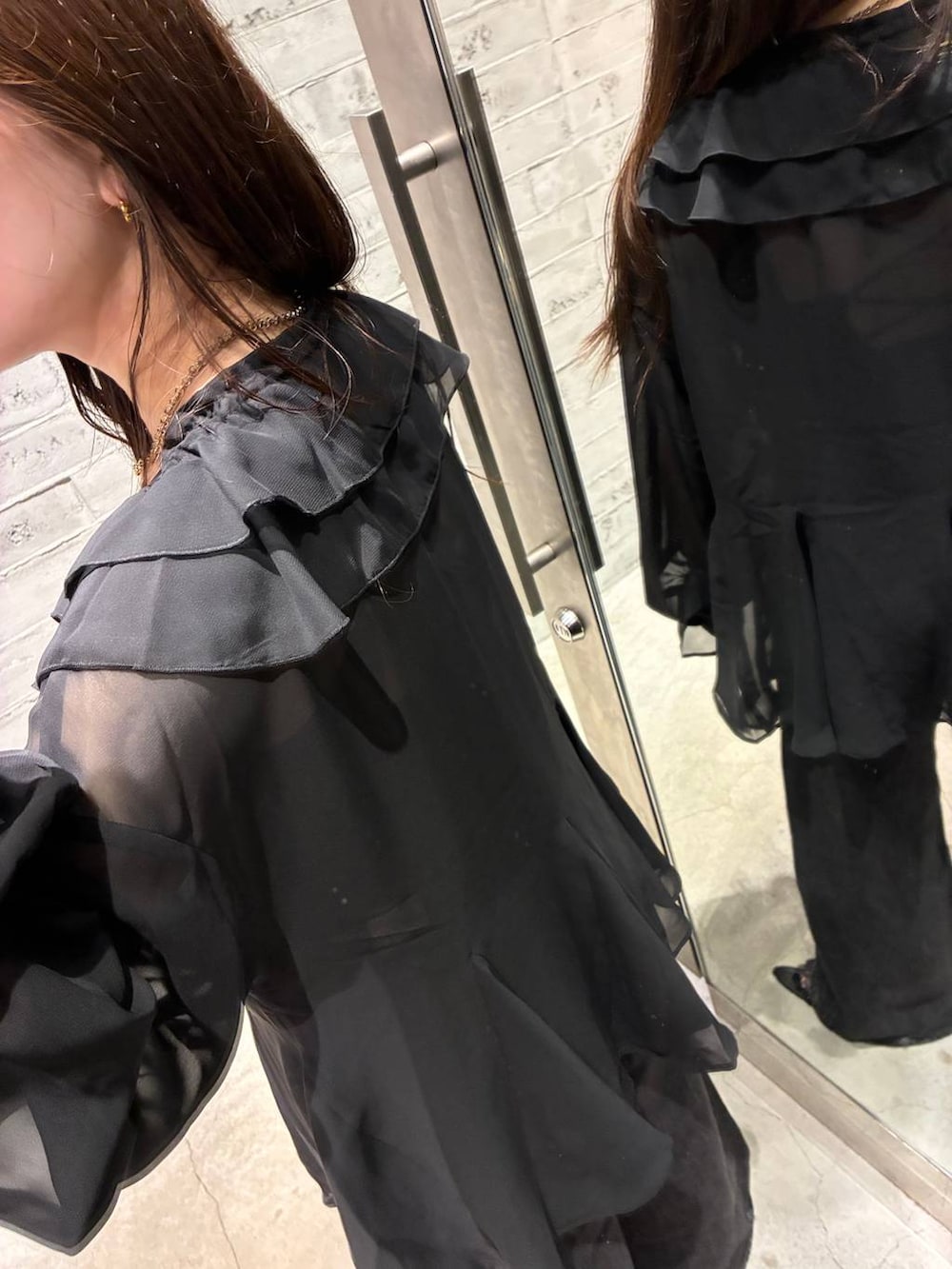 ブラック系のシャツ/ブラウスを着用したレディースの夏コーディネートの3枚目の写真