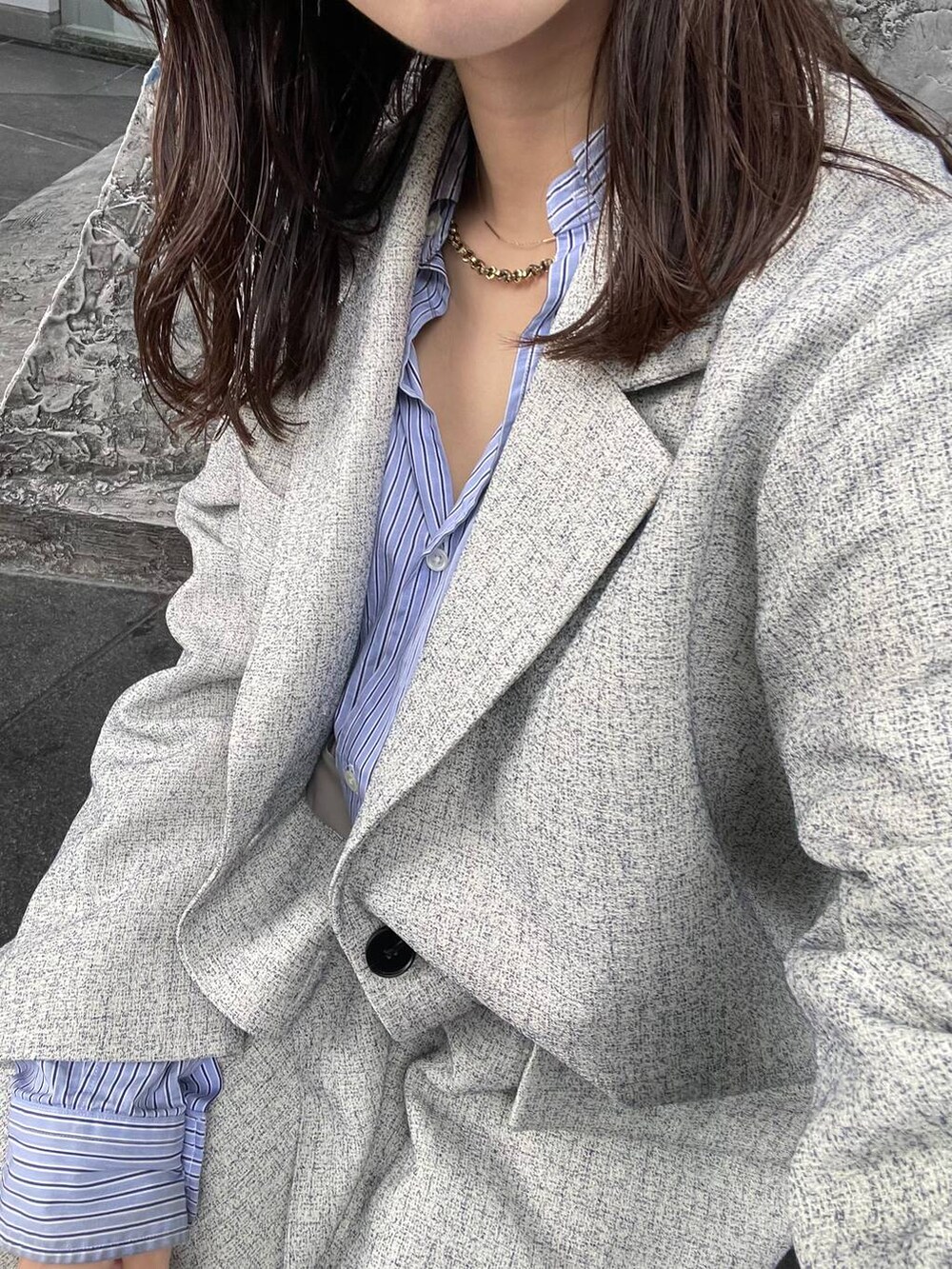 ブラック系のその他パンツ、ホワイト系のセットアップを着用したレディースの秋コーディネートの3枚目の写真