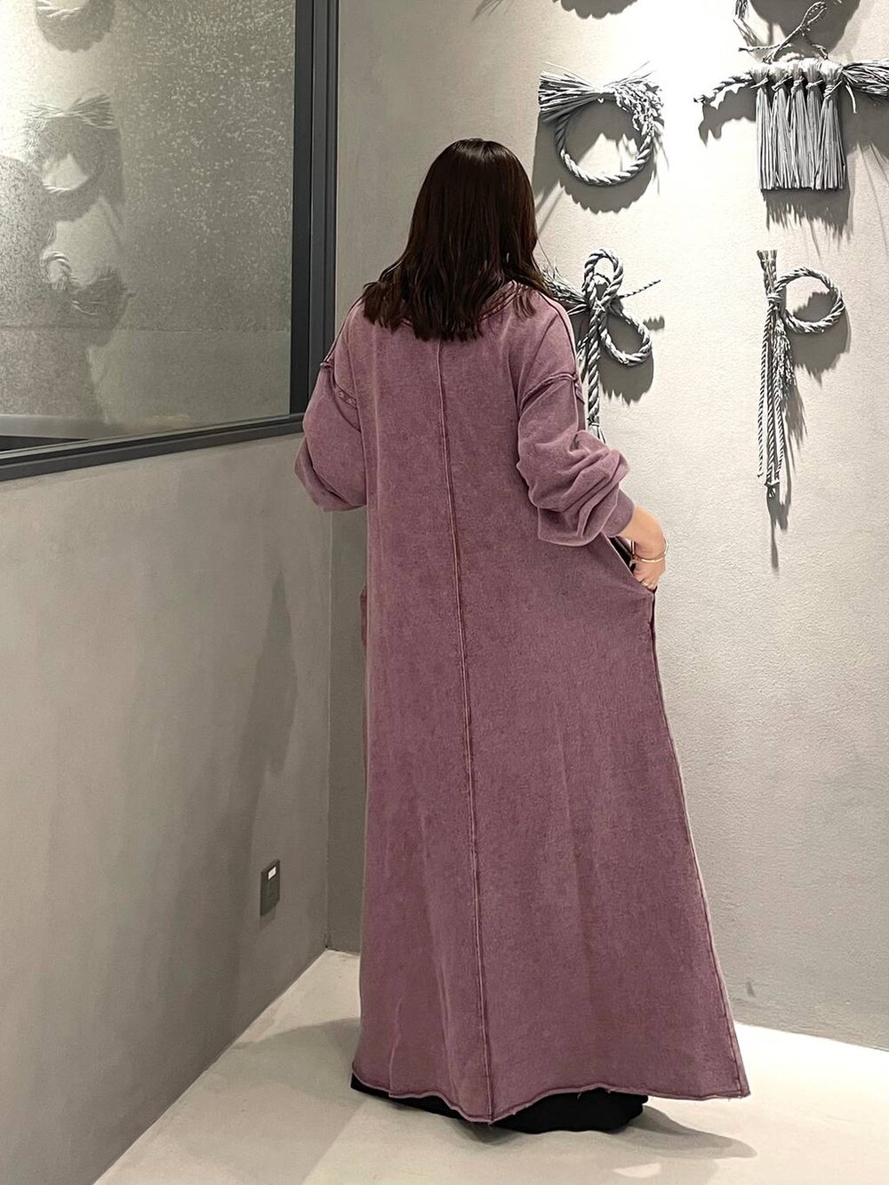 ブラック系のバレエシューズ、ブラック系のその他パンツ、パープル系のワンピースを着用したレディースの秋コーディネートの3枚目の写真