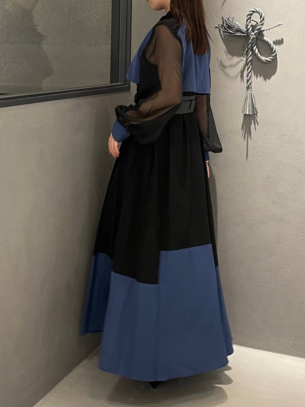 ブラック系のブーツ、ブラック系のワンピース、ブラック系のベルトを着用したレディースの夏コーディネートの3枚目の写真