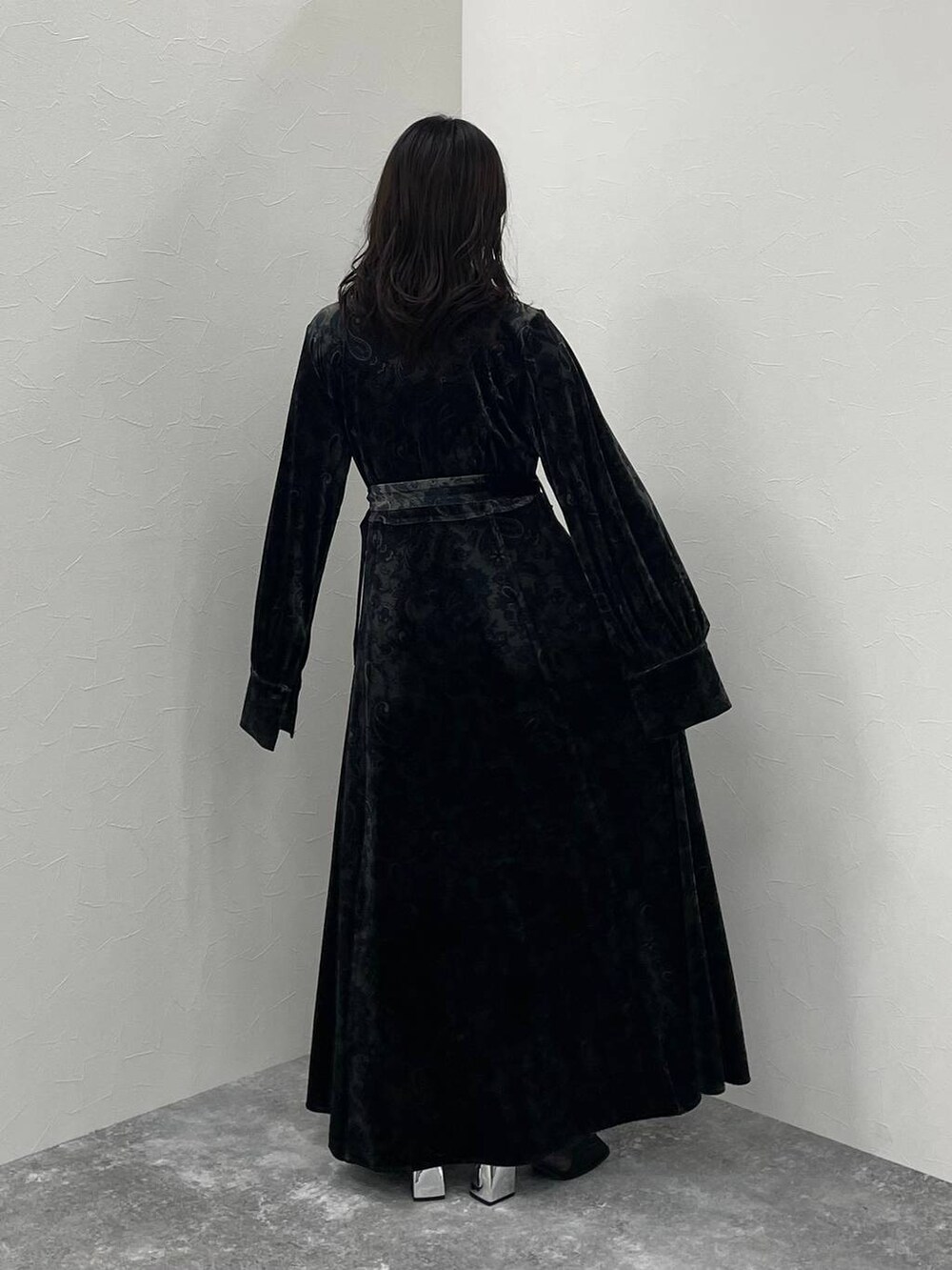 ブラック系のワンピース、ブラック系のブーツを着用したレディースの夏コーディネートの3枚目の写真