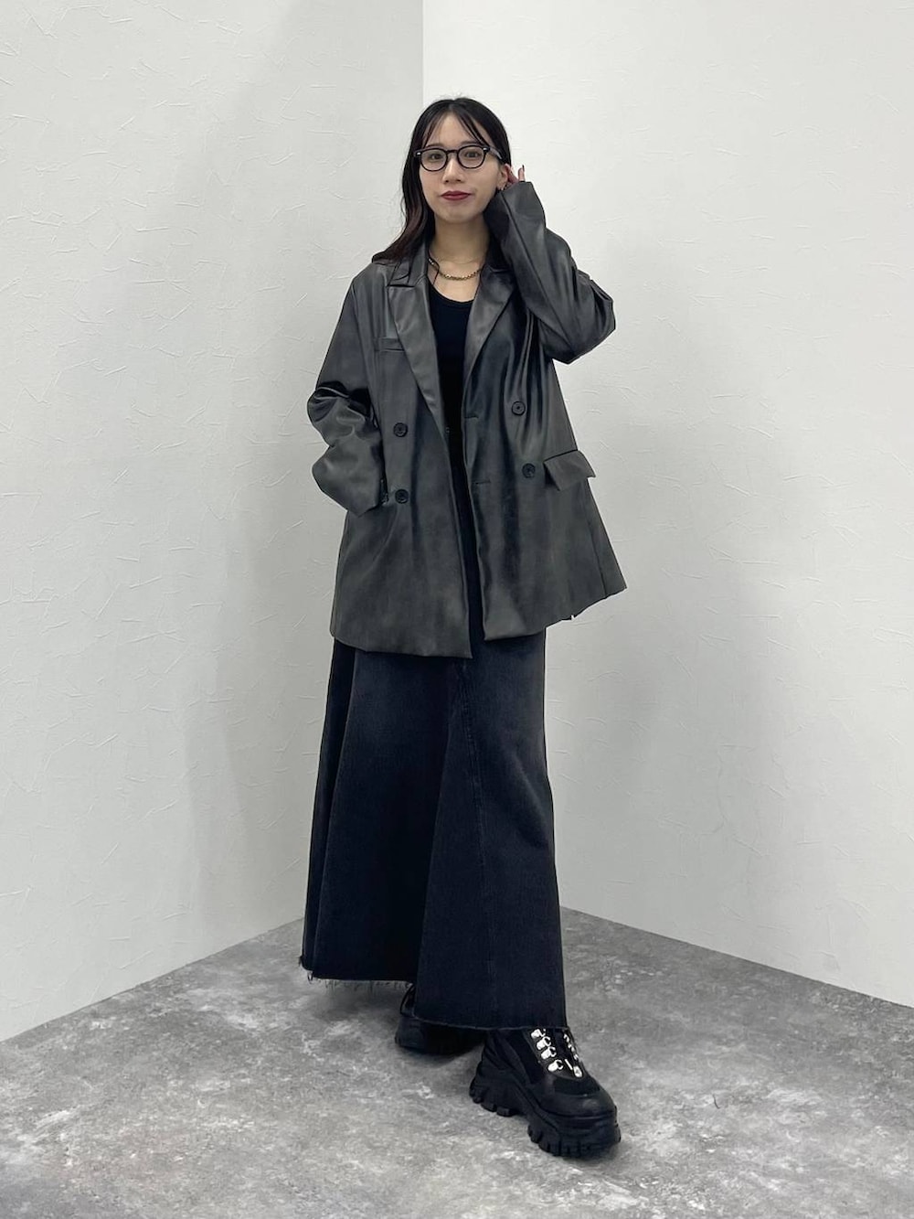 ブラック系のTシャツ/カットソー、ブラック系のスニーカー、グレー系のテーラードジャケットを着用したレディースの秋コーディネートの4枚目の写真