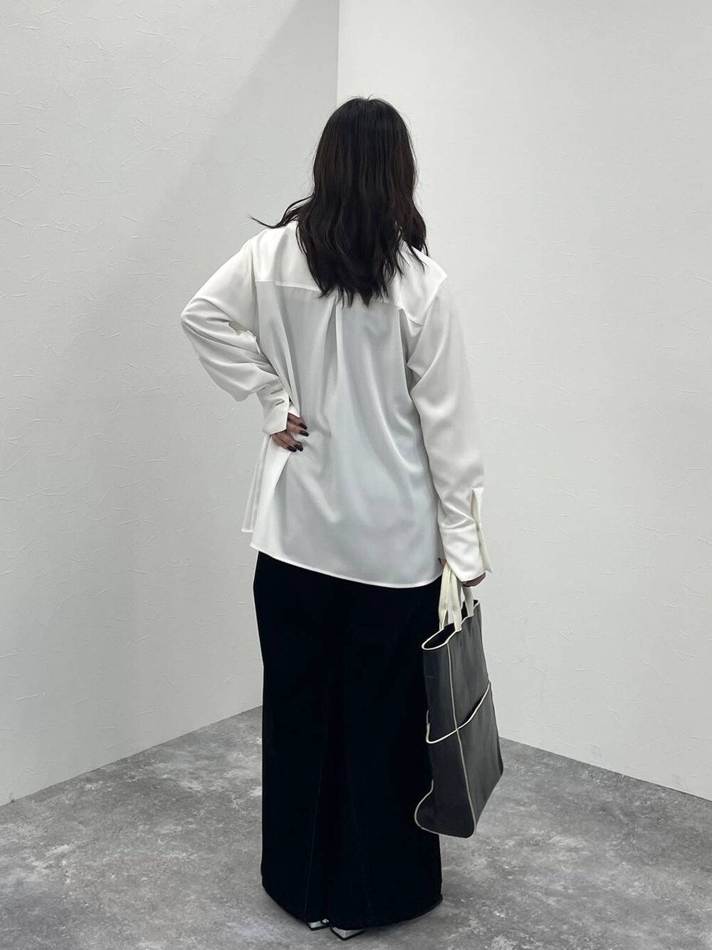 ブラック系のブーツ、ブラック系のショルダーバッグ、ホワイト系のシャツ/ブラウスを着用したレディースの秋コーディネートの4枚目の写真