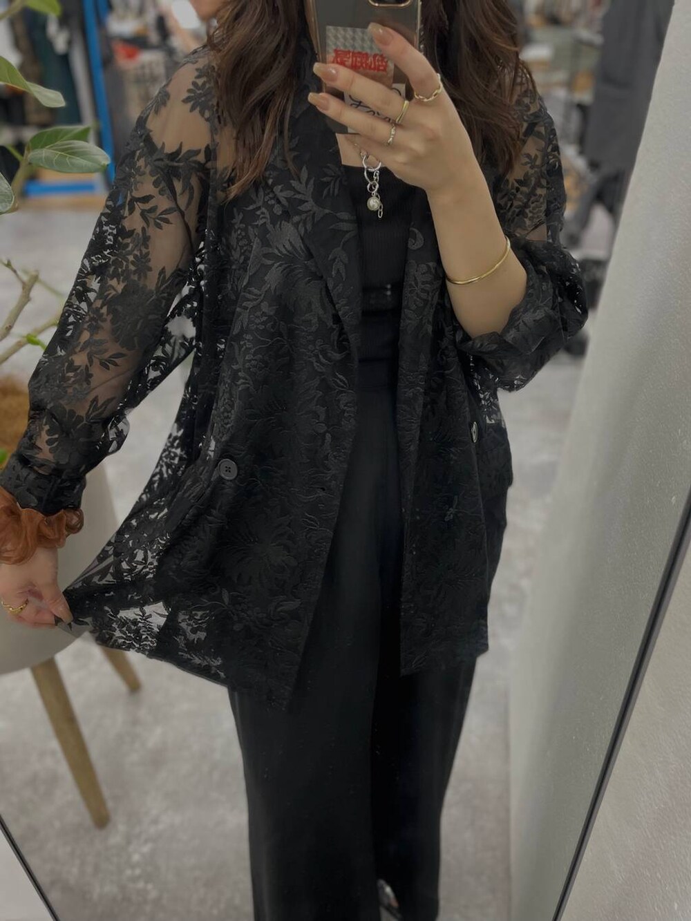 シルバー系のサンダル、ブラック系のショルダーバッグ、ブラック系のTシャツ/カットソーを着用したレディースの夏コーディネートの5枚目の写真