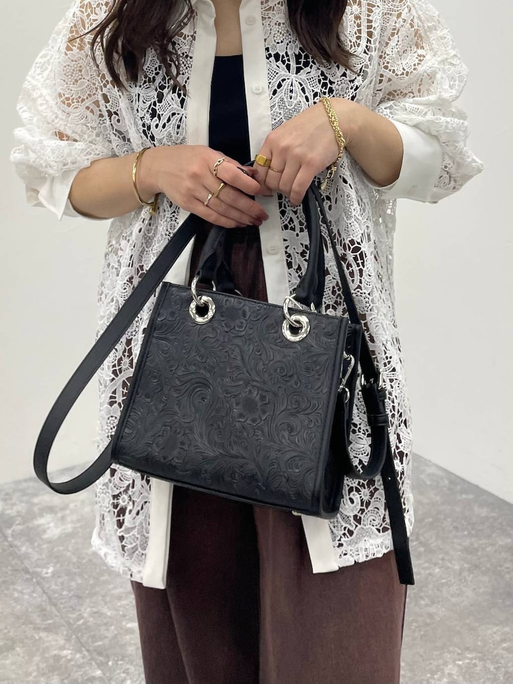 ブラック系のサンダル、ブラック系のキャミソール、ピンク系のデニムパンツを着用したレディースの春コーディネートの5枚目の写真