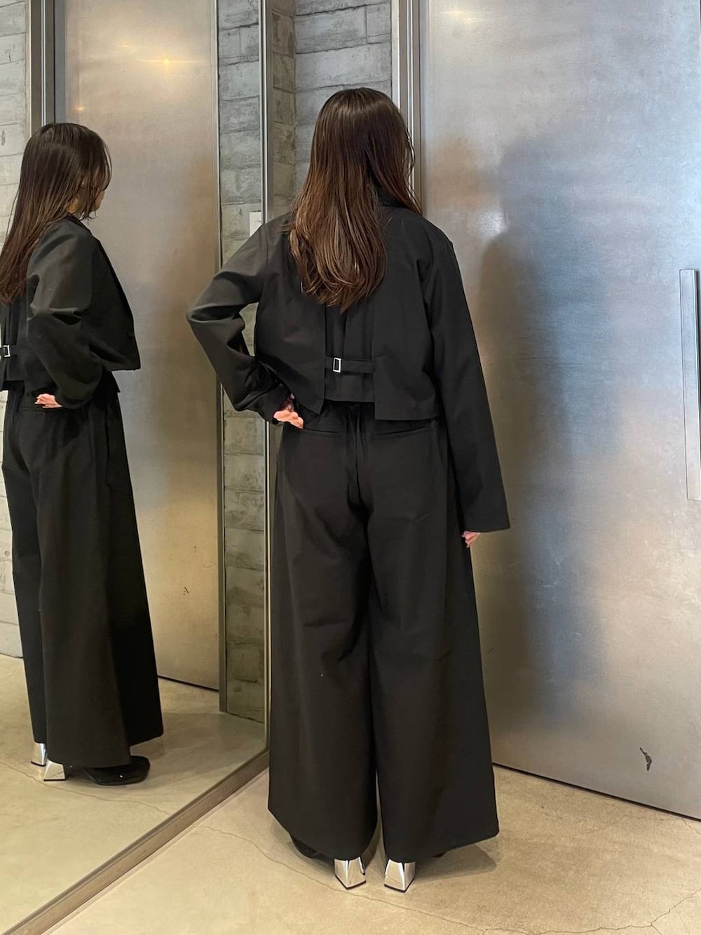 ブラック系のブーツ、ブラック系のタンクトップ、ブラック系のその他パンツを着用したレディースの春コーディネートの4枚目の写真