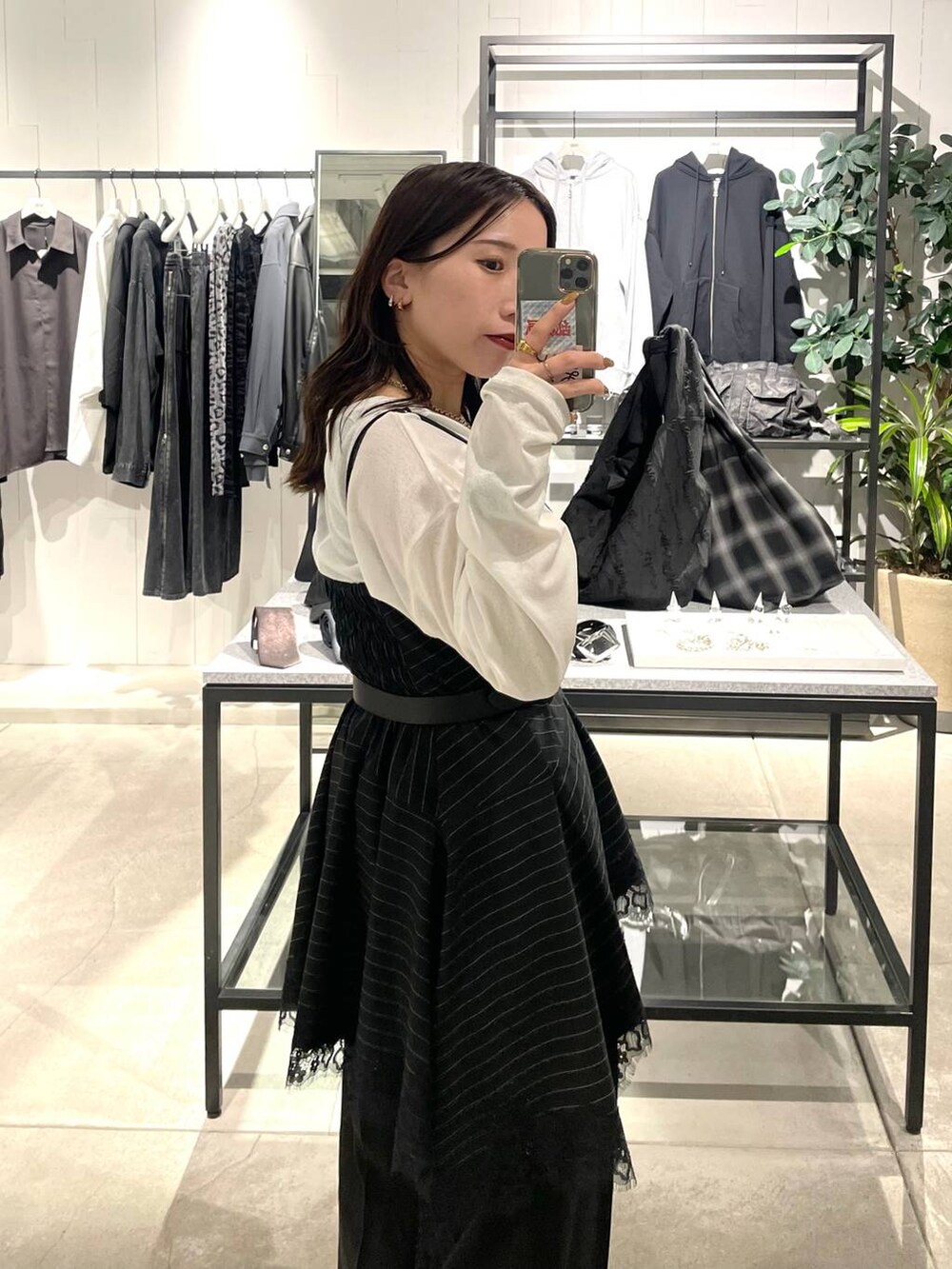 ブラック系のその他パンツ、ブラック系のキャミソール、ブラック系のベルトを着用したレディースの春コーディネートの3枚目の写真