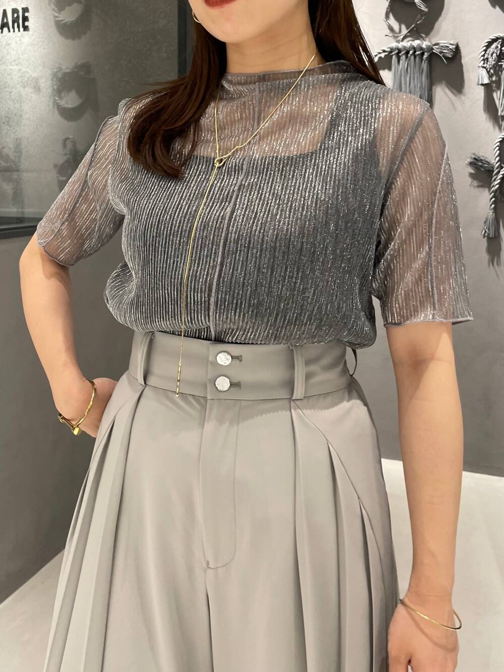 グレー系のその他パンツ、ブラック系のタンクトップ、ブラック系のサンダルを着用したレディースの夏コーディネートの4枚目の写真