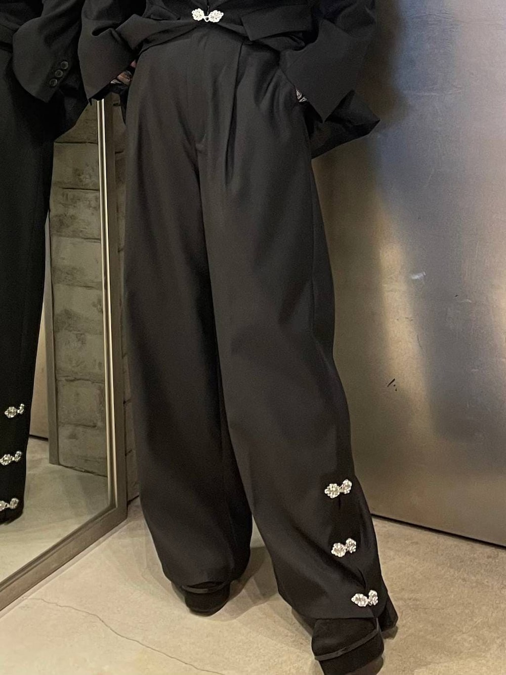 ブラック系のTシャツ/カットソー、ブラック系のブーツ、ブラック系のその他パンツを着用したレディースの冬コーディネートの5枚目の写真