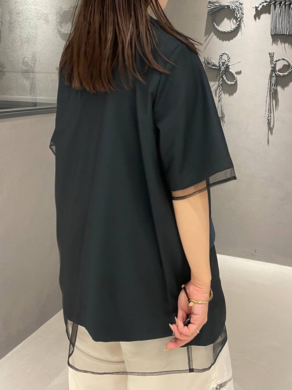 ブラック系のサンダル、ホワイト系のその他パンツ、グリーン系のテーラードジャケットを着用したレディースの夏コーディネートの5枚目の写真