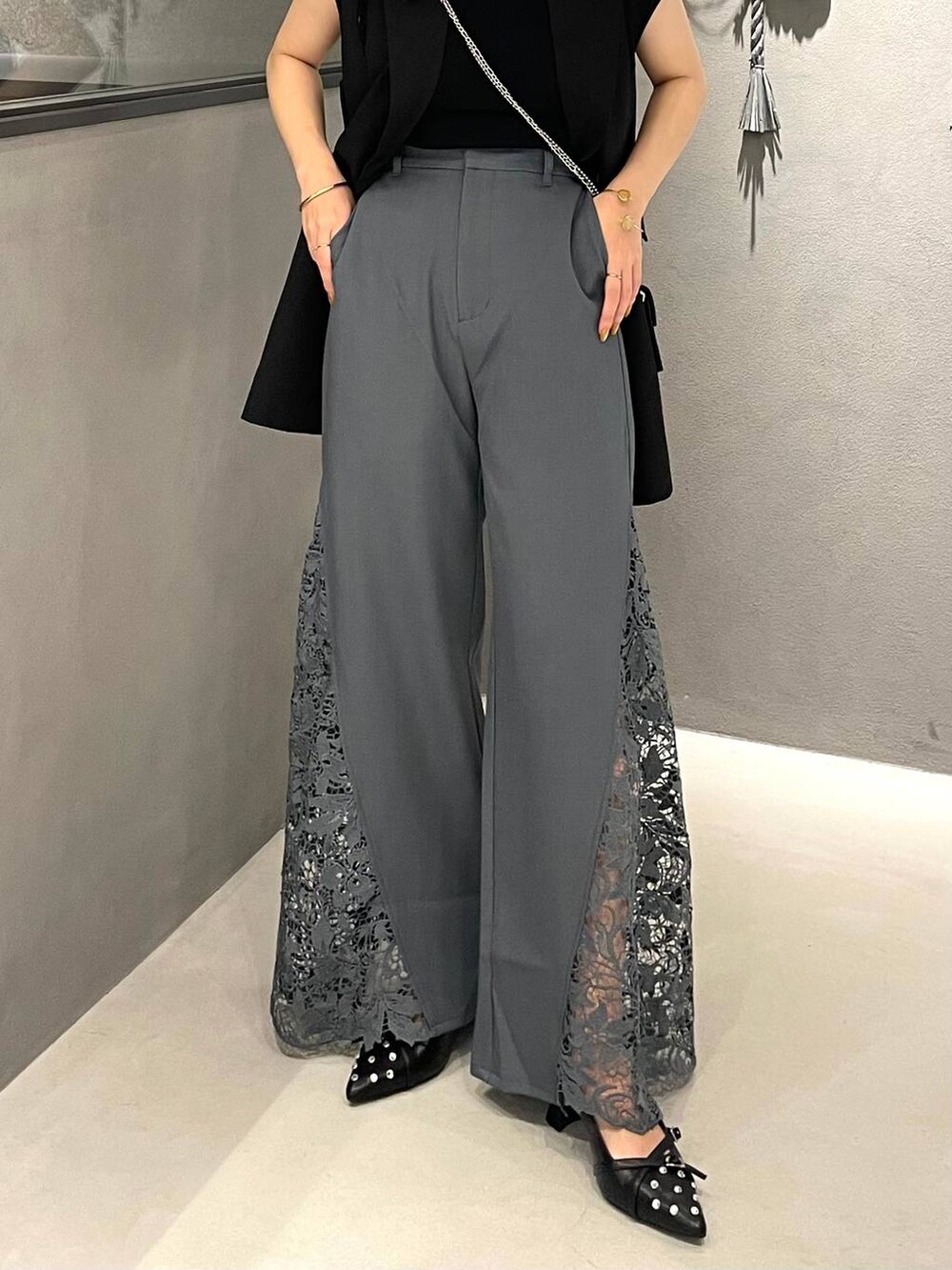 グレー系のその他パンツ、ブラック系のショルダーバッグ、ブラック系のタンクトップを着用したレディースの夏コーディネートの6枚目の写真