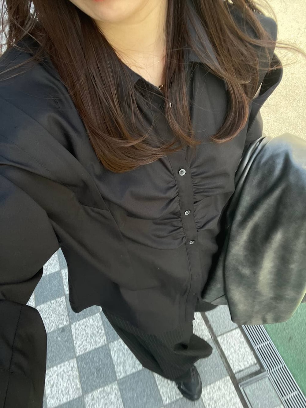 ブラック系のシャツ/ブラウスを着用したレディースの春コーディネートの5枚目の写真