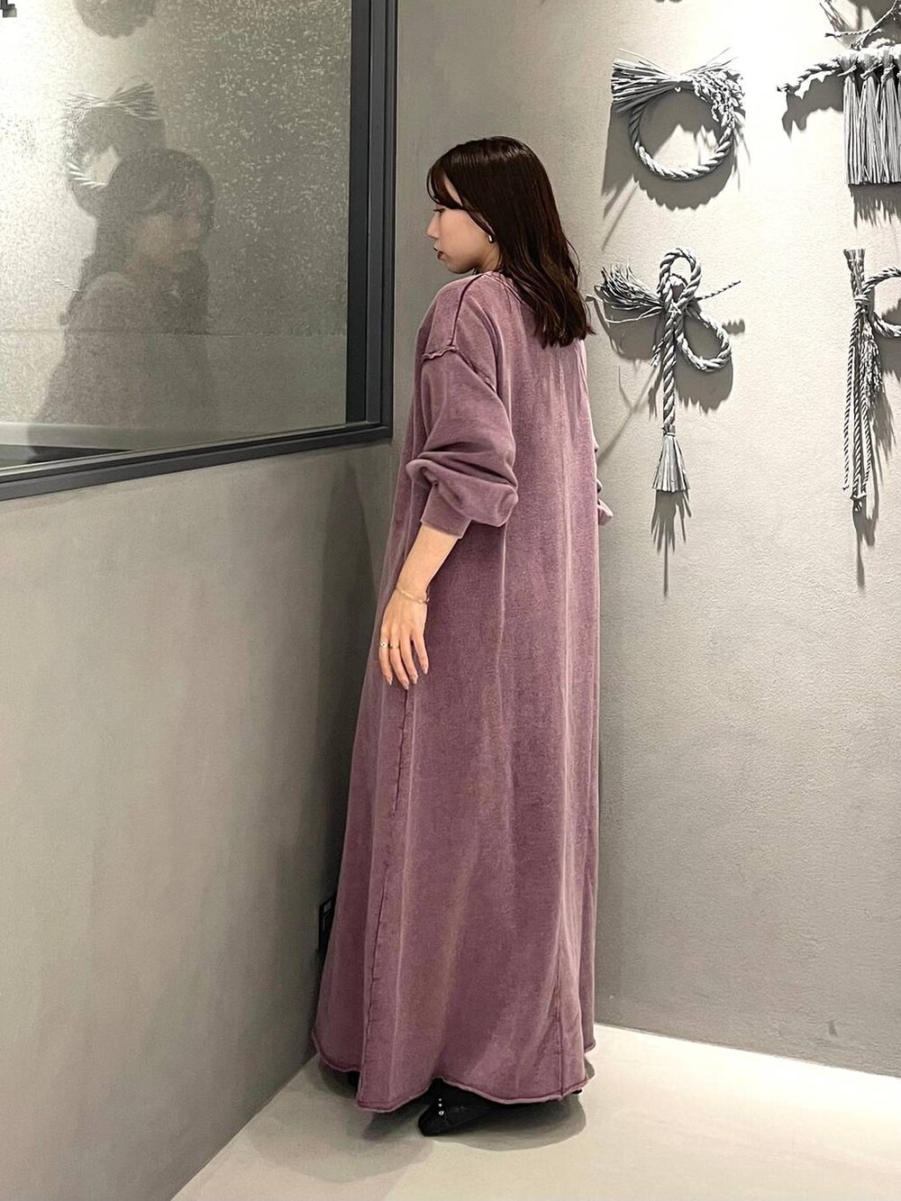 ブラック系のバレエシューズ、ブラック系のその他パンツ、パープル系のワンピースを着用したレディースの秋コーディネートの2枚目の写真