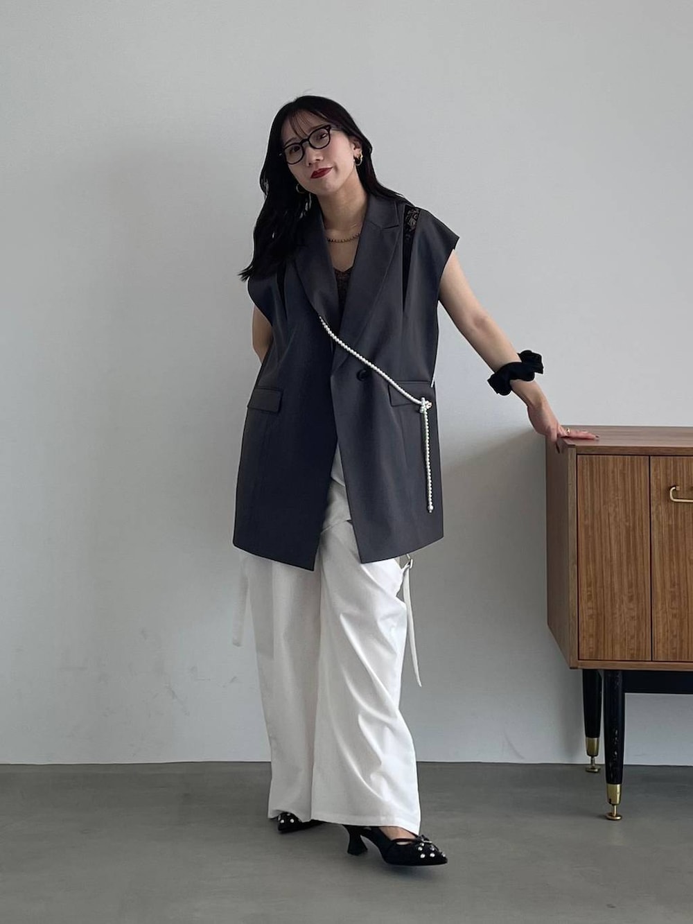 ブラック系のパンプス、ホワイト系のその他パンツ、グレー系のテーラードジャケットを着用したレディースの夏コーディネートの4枚目の写真