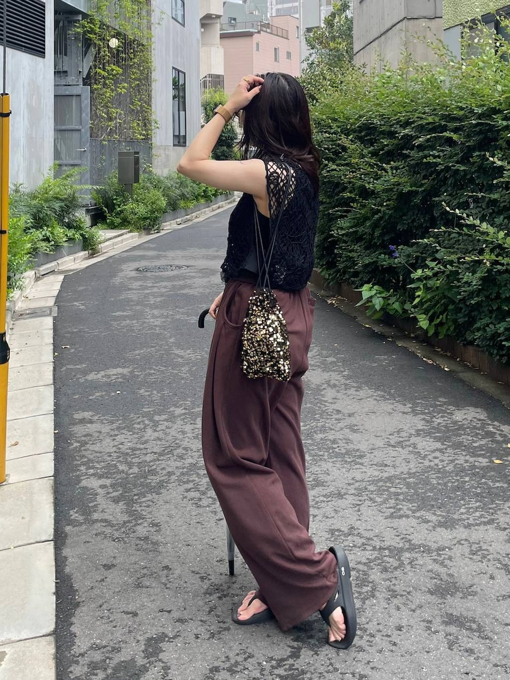 「きれいめ、低身長、ベーシック/シンプル、夏コーデ、体型カバー、高見え、モテ、モード、HARE、着痩せ・細見え、シンプルコーデ、スウェットパンツ、接触冷感」｜「JEANASISの【接触冷感】スウェットコクーンタックパンツ/499177（スウェットパンツ、ブラウン系）」を使った、REIAさん（レディース・153cm）の夏コーディネートの3枚目の写真