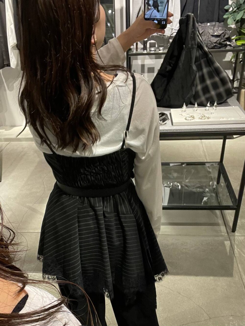 ブラック系のその他パンツ、ブラック系のキャミソール、ブラック系のベルトを着用したレディースの春コーディネートの4枚目の写真