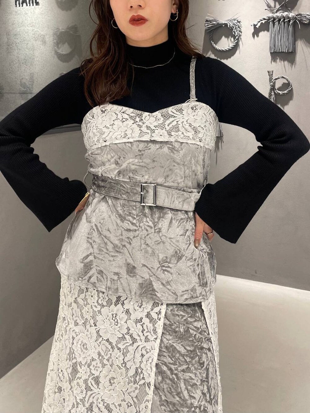 ブラック系のニット/セーター、ブラック系のブーツ、グレー系のベストを着用したレディースの秋コーディネートの5枚目の写真