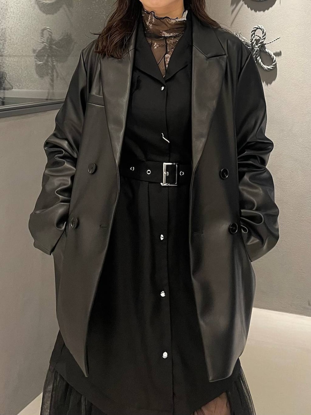 ブラック系のブーツ、ブラック系のテーラードジャケット、ブラック系のTシャツ/カットソーを着用したレディースの秋コーディネートの5枚目の写真