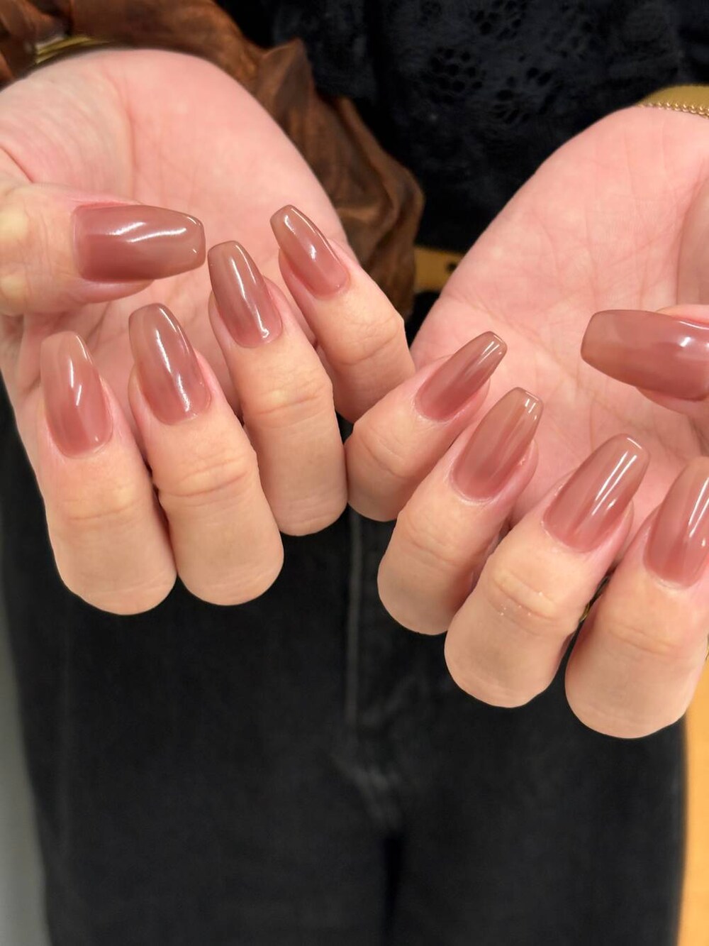 ブラック系のTシャツ/カットソー、ブラック系のサンダルを着用したレディースの秋コーディネートの2枚目の写真