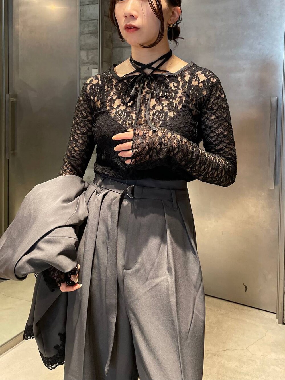 ブラック系のパンプス、グレー系のスラックス、グレー系のテーラードジャケットを着用したレディースの冬コーディネートの7枚目の写真