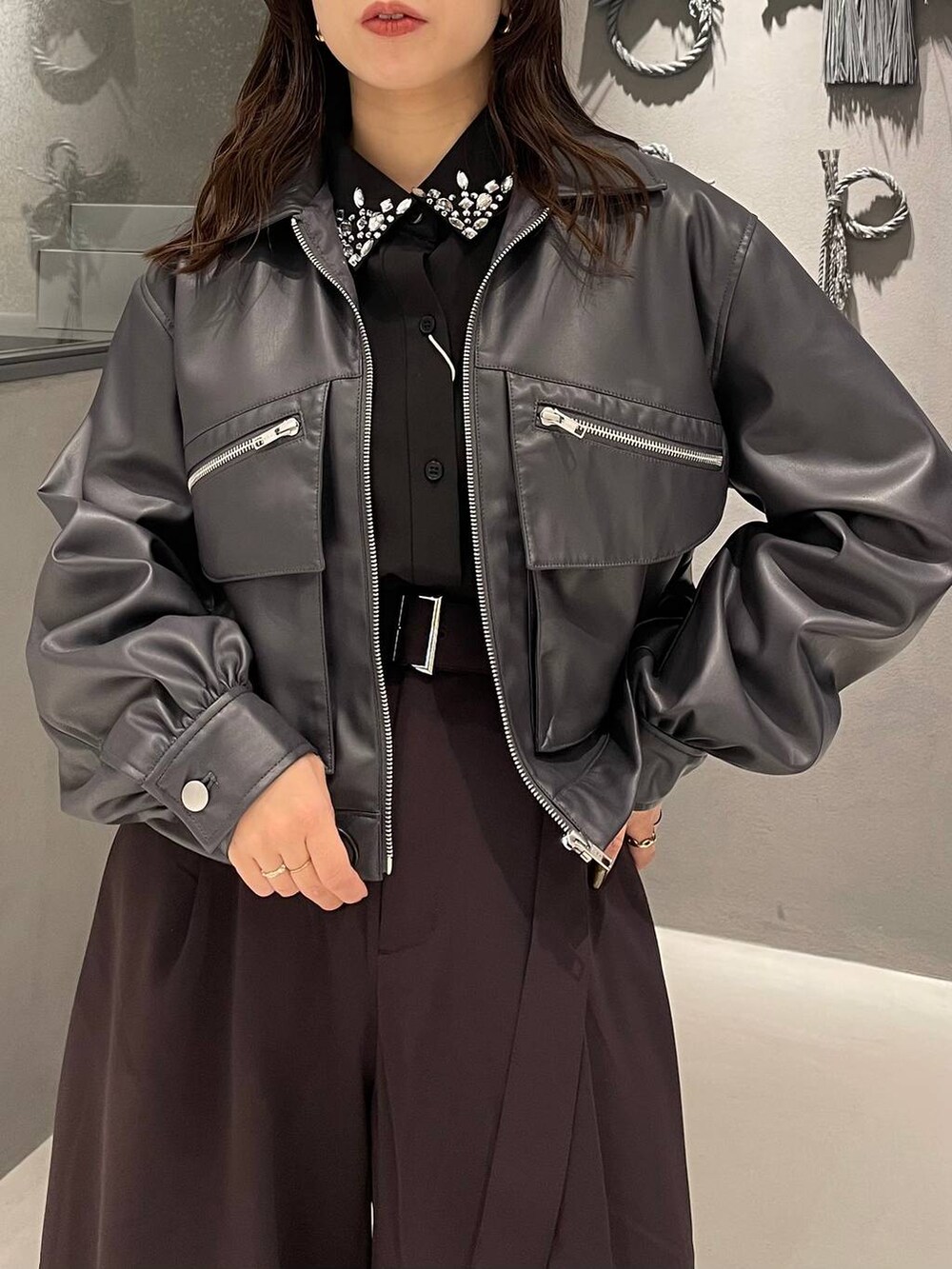 レッド系のその他パンツ、ブラック系のブーツ、ブラック系のシャツ/ブラウスを着用したレディースの冬コーディネートの4枚目の写真