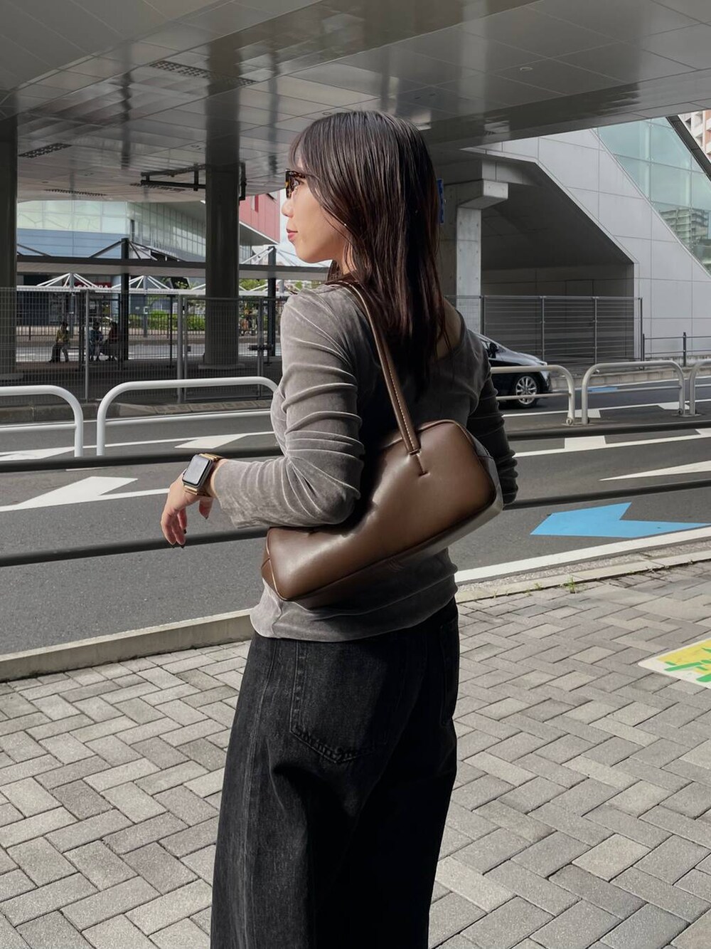 グレー系のTシャツ/カットソーを着用したレディースの秋コーディネートの3枚目の写真