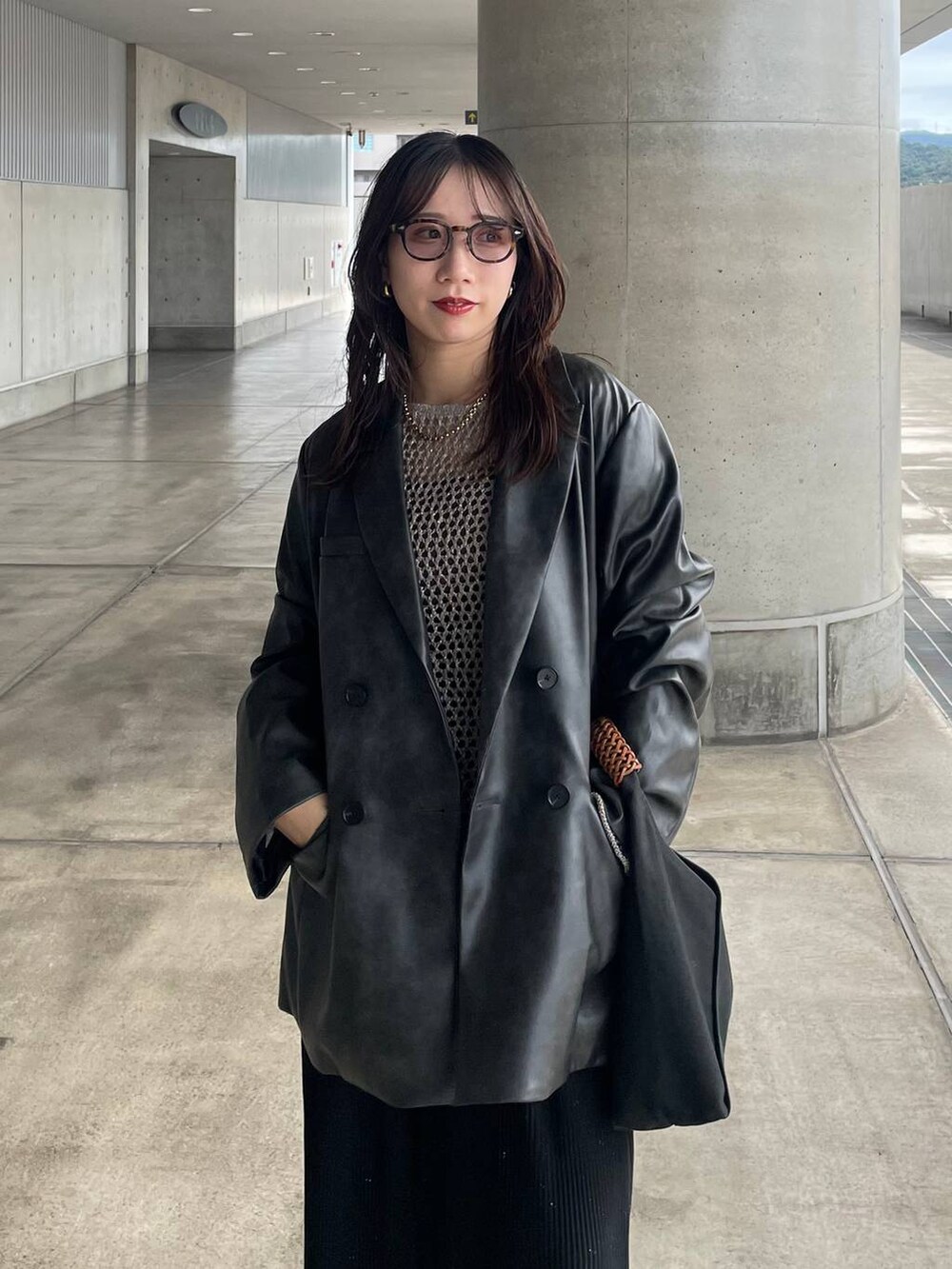 グレー系のテーラードジャケット、ブラック系のその他パンツを着用したレディースの秋コーディネートの4枚目の写真