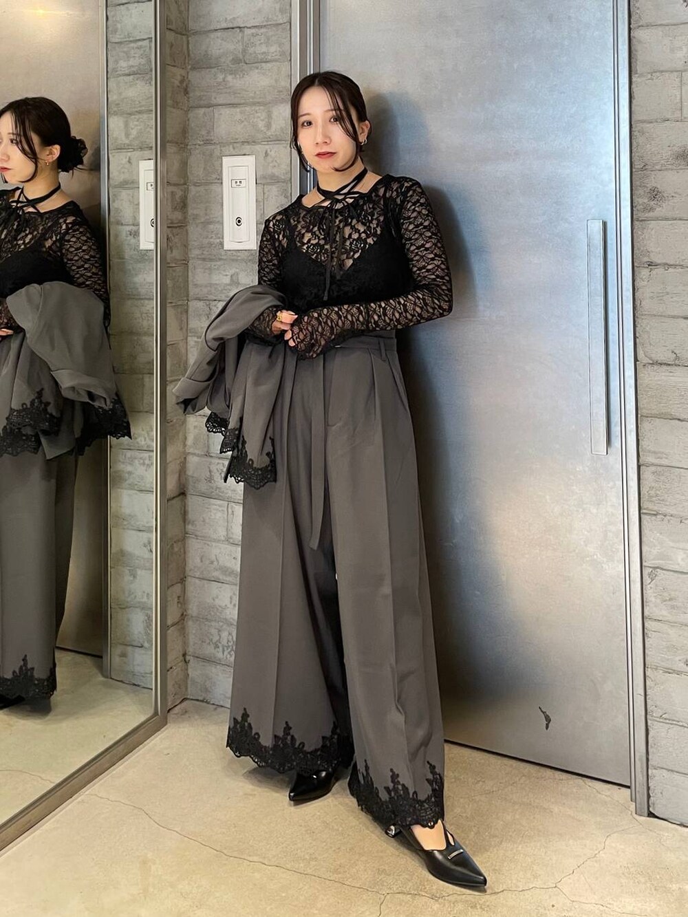 ブラック系のパンプス、グレー系のスラックス、グレー系のテーラードジャケットを着用したレディースの冬コーディネートの4枚目の写真