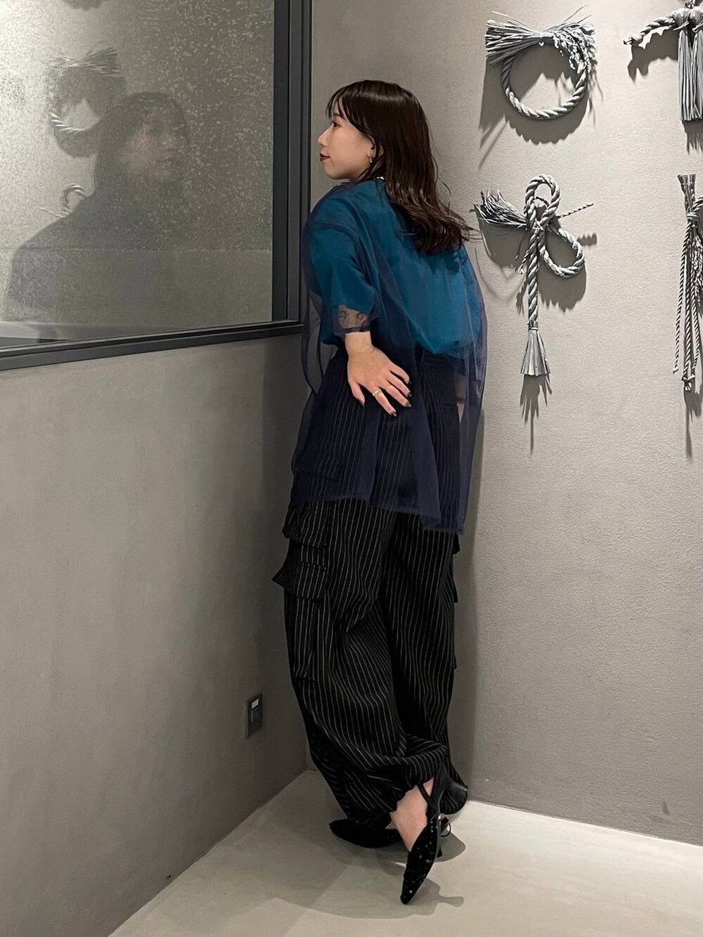 ブラック系のパンプス、ブルー系のTシャツ/カットソー、その他のカーゴパンツを着用したレディースの夏コーディネートの3枚目の写真