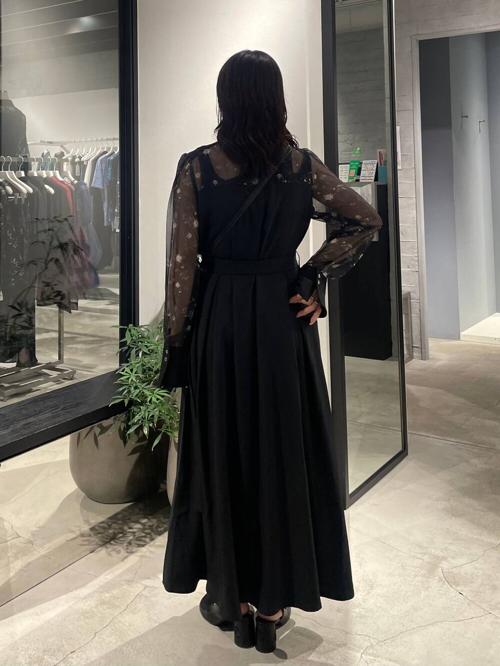 ブラック系のショルダーバッグ、ブラック系のパンプス、ブラック系のワンピースを着用したレディースの夏コーディネートの3枚目の写真