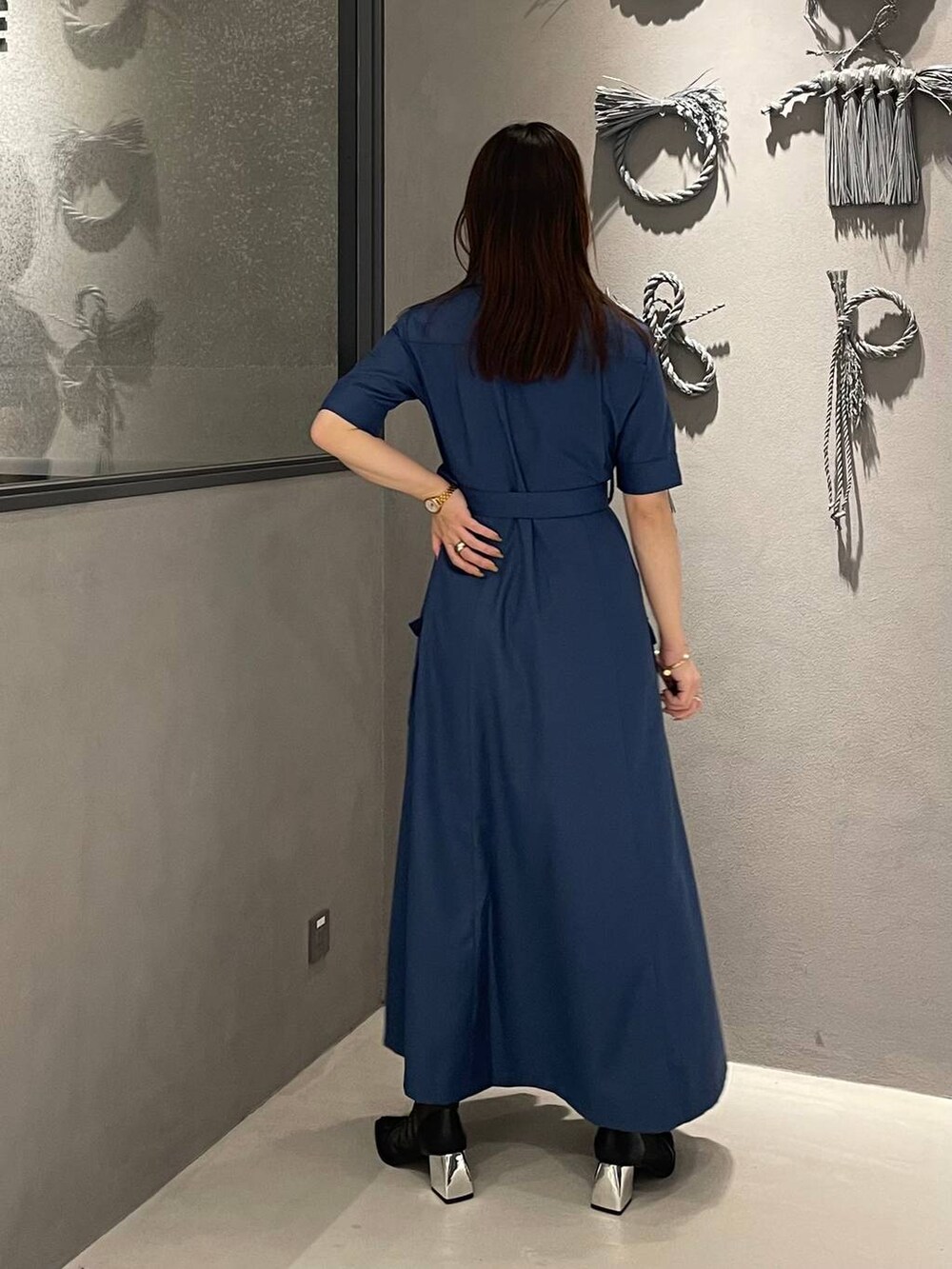 ブラック系のサンダル、ブルー系のワンピースを着用したレディースの春コーディネートの3枚目の写真