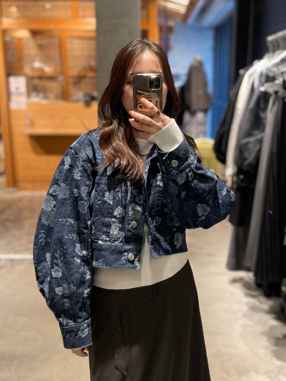 ブラウン系のスカート、ブルー系のデニムジャケットを着用したレディースの冬コーディネートの2枚目の写真