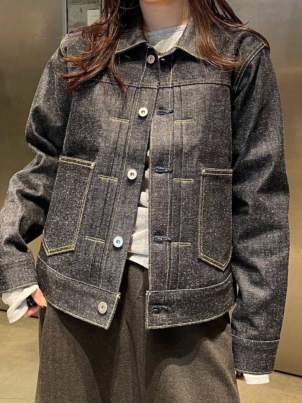 ブラック系のサンダル、グレー系のTシャツ/カットソーを着用したレディースの春コーディネートの4枚目の写真