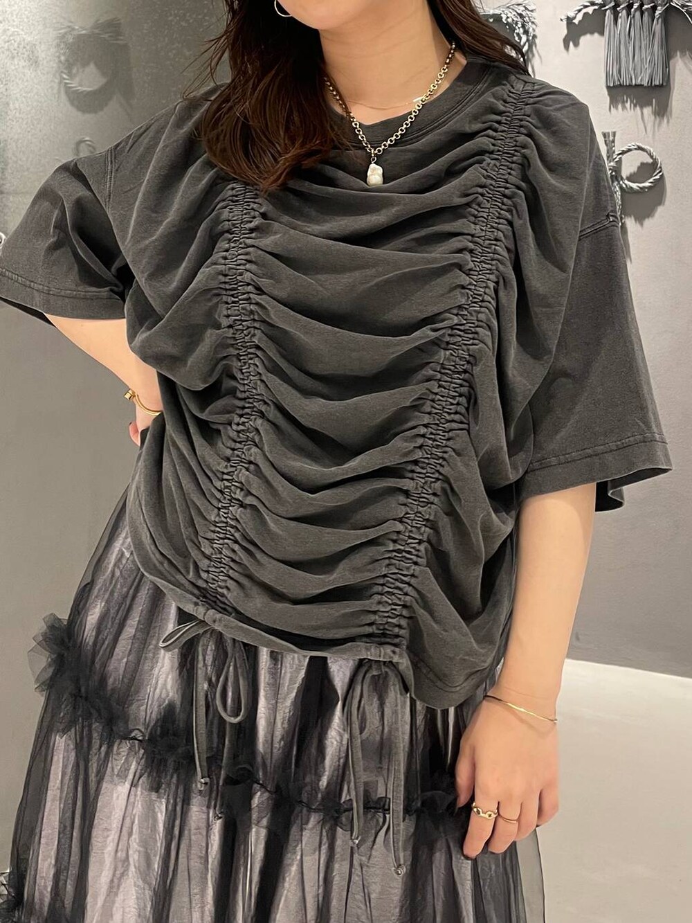 シルバー系のサンダル、シルバー系のスカート、ブラック系のTシャツ/カットソーを着用したレディースの春コーディネートの4枚目の写真