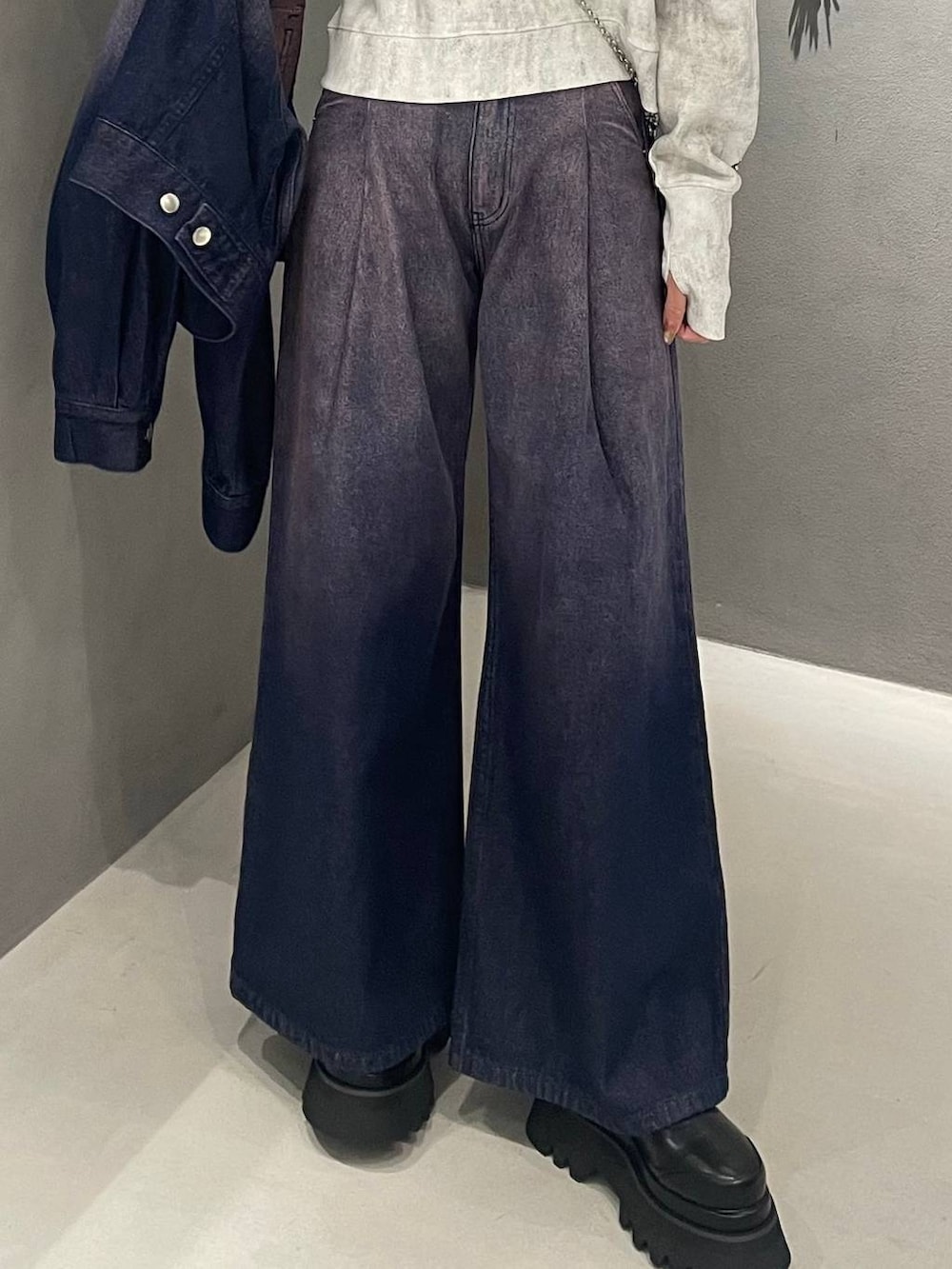 ホワイト系のスウェット、パープル系のデニムジャケット、パープル系のデニムパンツを着用したレディースの冬コーディネートの5枚目の写真