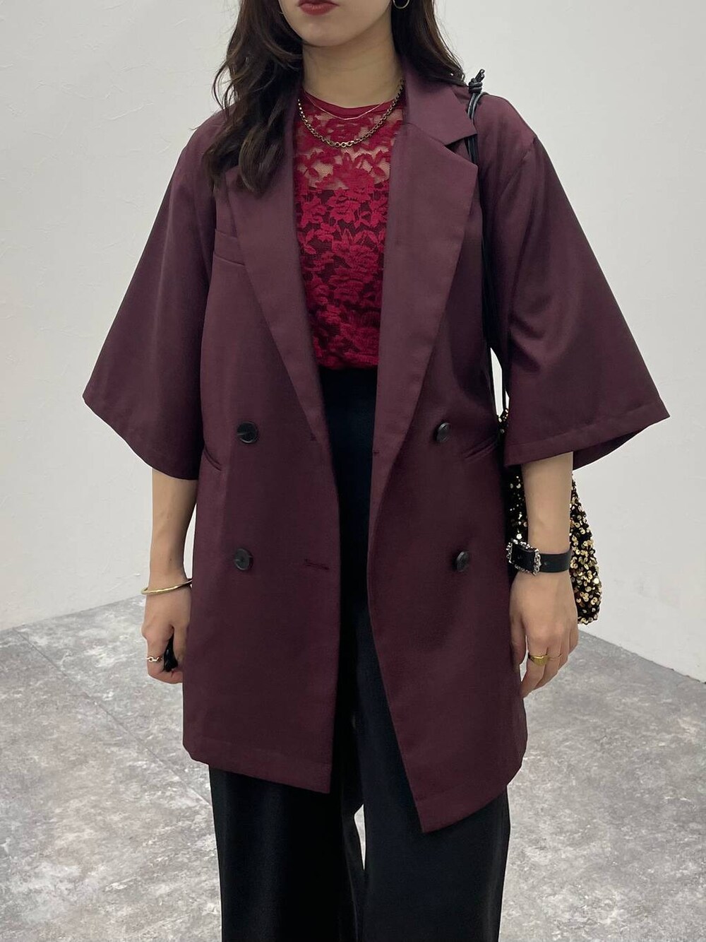 シルバー系のサンダル、レッド系のTシャツ/カットソー、ブラック系のその他パンツを着用したレディースの夏コーディネートの4枚目の写真