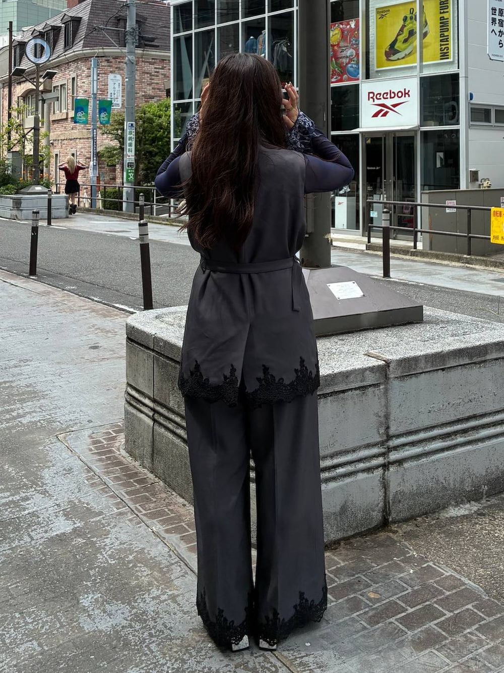 グレー系のスラックス、グレー系のテーラードジャケット、ブルー系のTシャツ/カットソーを着用したレディースの夏コーディネートの4枚目の写真