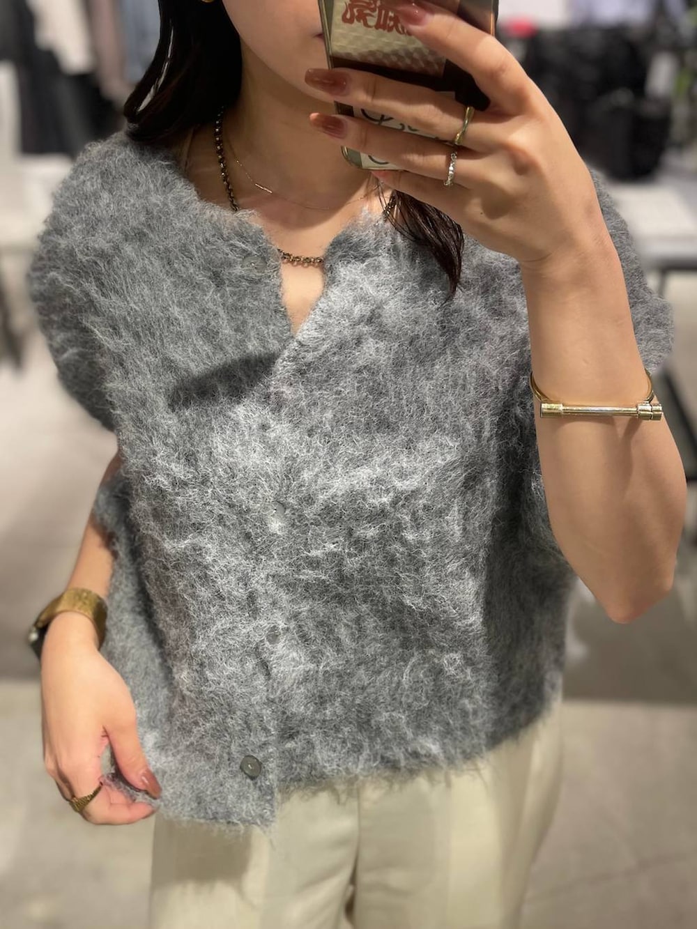 グレー系のカーディガン/ボレロを着用したレディースの秋コーディネートの4枚目の写真