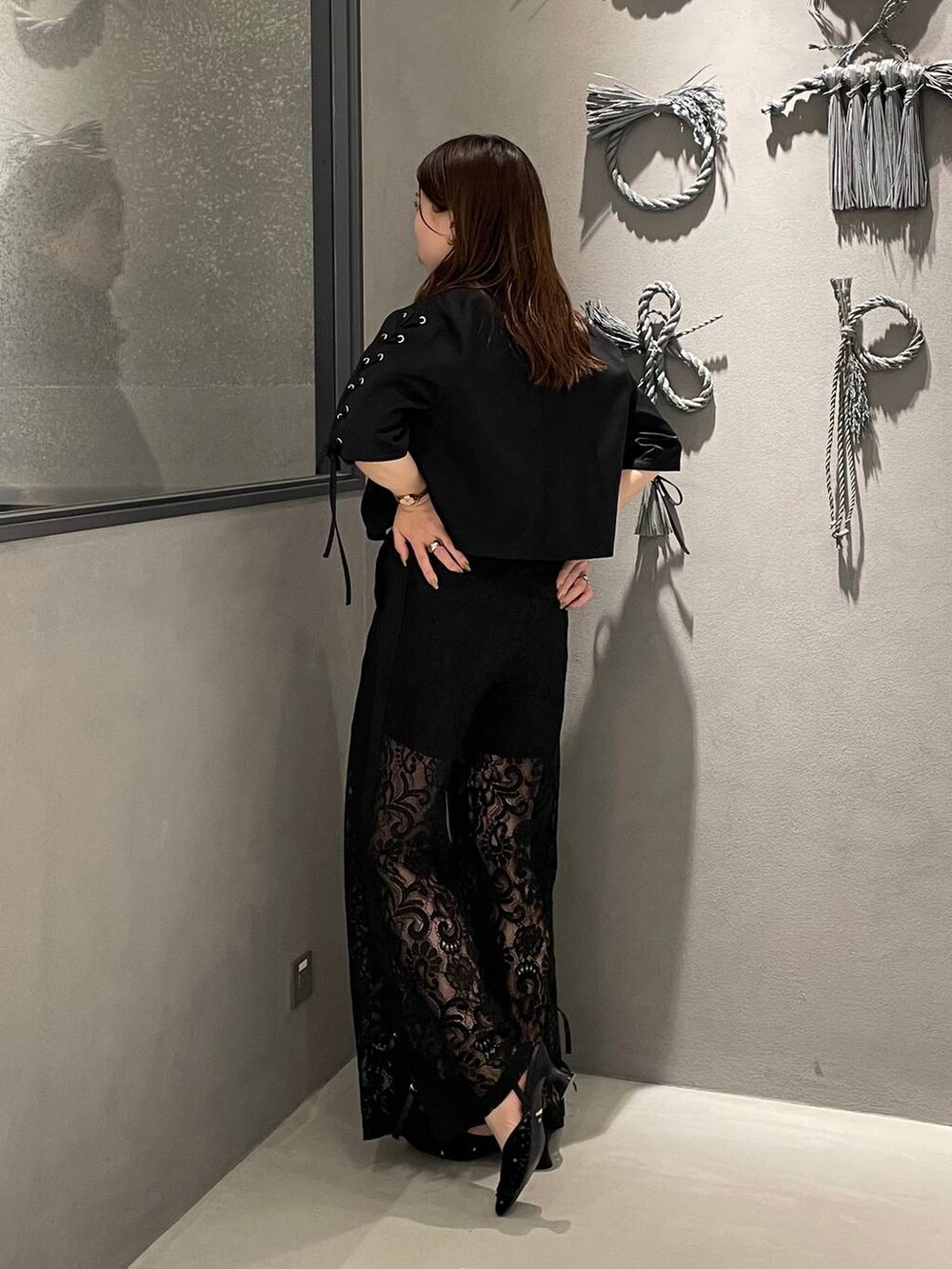 ブラック系のパンプス、ブラック系のその他パンツ、ブラック系のテーラードジャケットを着用したレディースの春コーディネートの2枚目の写真