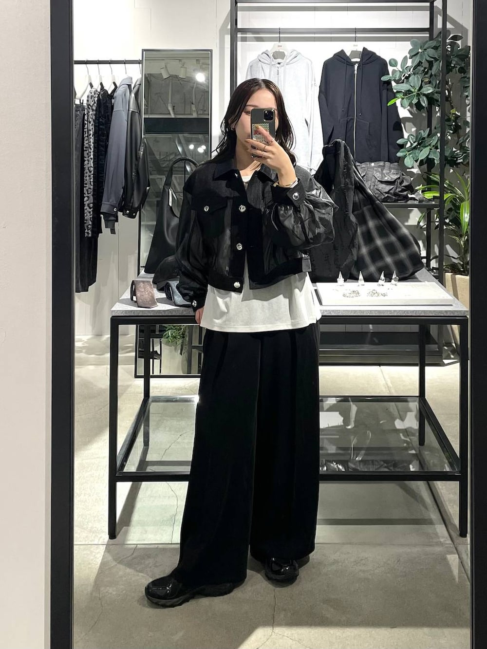 ブラック系のブルゾン、ブラック系のその他パンツを着用したレディースの春コーディネートの2枚目の写真