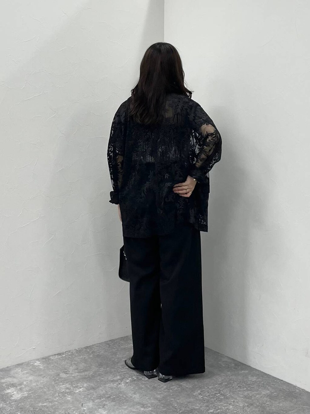 シルバー系のサンダル、ブラック系のショルダーバッグ、ブラック系のTシャツ/カットソーを着用したレディースの夏コーディネートの4枚目の写真