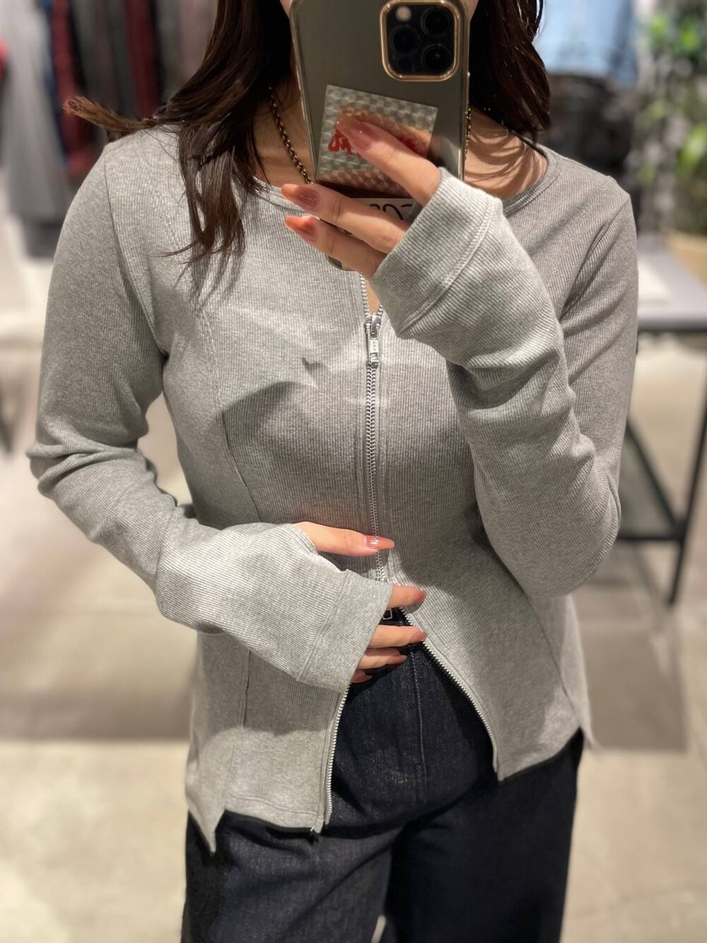 ブルー系のデニムパンツ、グレー系のカーディガン/ボレロを着用したレディースの秋コーディネートの2枚目の写真