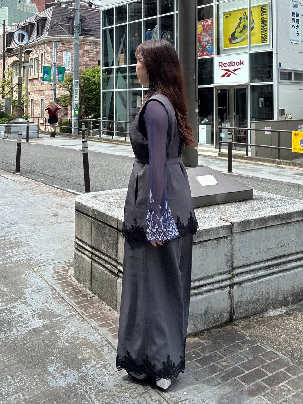 グレー系のスラックス、グレー系のテーラードジャケット、ブルー系のTシャツ/カットソーを着用したレディースの夏コーディネートの3枚目の写真