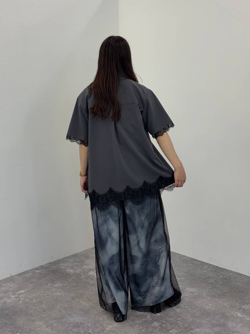ブラック系のサンダル、グレー系のその他パンツ、グレー系のシャツ/ブラウスを着用したレディースの春コーディネートの2枚目の写真