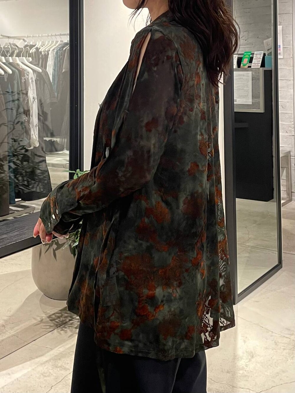 ブラック系のサンダル、グレー系のその他パンツ、グリーン系のシャツ/ブラウスを着用したレディースの夏コーディネートの7枚目の写真